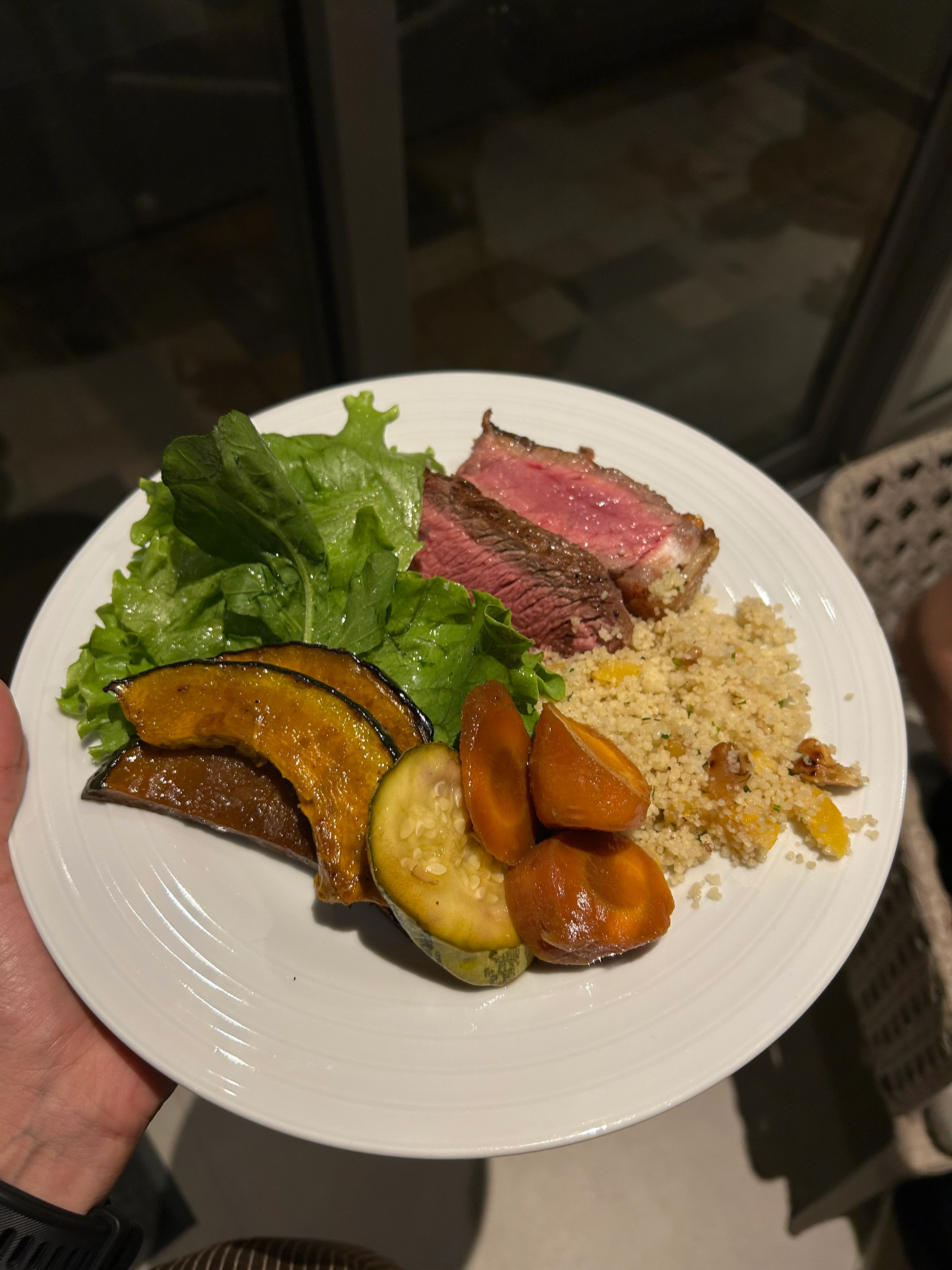 Prato real e farto com cortes de carne grelhada no ponto, farofa crocante, abóbora assada, legumes tostados e folhas frescas.