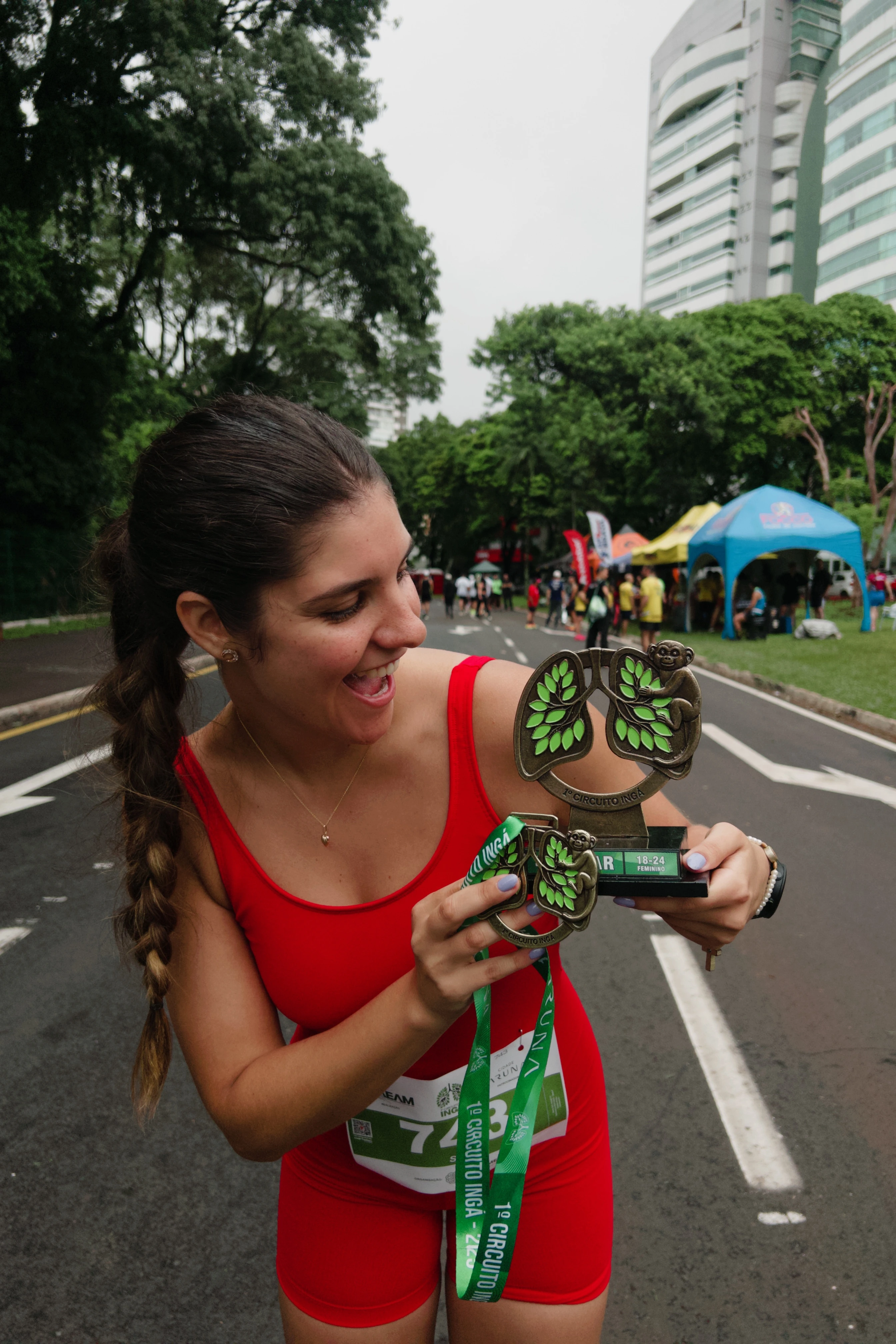 Sol Poretti comemorando com o troféu do 1º lugar no Circuito Ingá e medalha de corrida